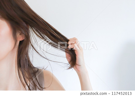 女人撫摸她的頭髮 頭髮護理圖像 117452013