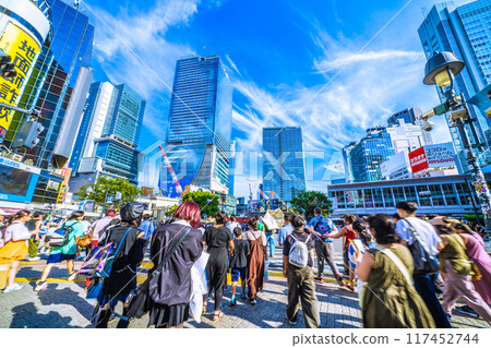 日本東京的城市景觀戰爭結束的那一天...從那天的悲劇...年輕人散落在天空中...涉谷入境旅遊蓬勃發展...和平... 日本東京的城市景觀戰爭結束的那一天...從那天的悲劇...年輕人散落在天空中...涉谷入境旅遊蓬勃發展...和平... 117452744