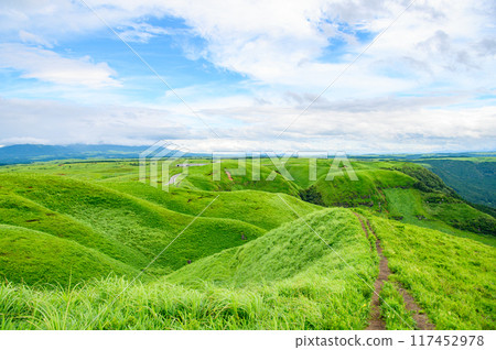 從阿蘇國立公園的大觀峰眺望全景 從阿蘇國立公園的大觀峰眺望全景 117452978