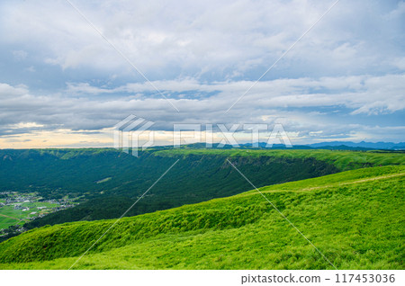從阿蘇國立公園的大觀峰眺望全景 從阿蘇國立公園的大觀峰眺望全景 117453036