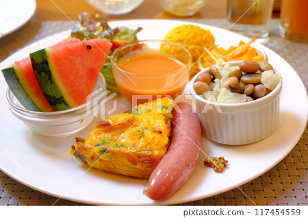 早上的盤子裡裝滿了蔬菜 117454559