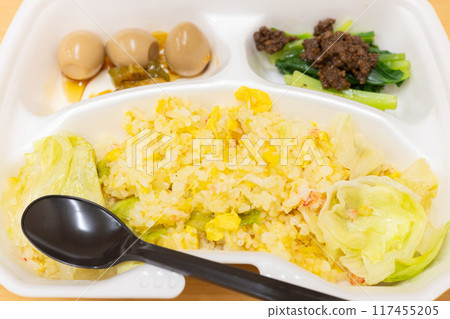 美味的蟹肉生菜炒飯外賣 117455205