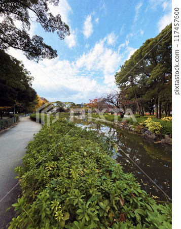 公園長廊、河流和天空圖案 117457600