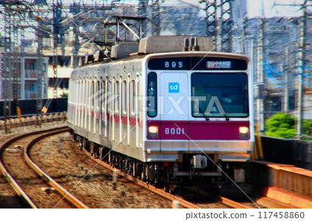 在地上多軌區間運行的地鐵半藏門線 8000 系列 在地上多軌區間運行的地鐵半藏門線 8000 系列 117458860