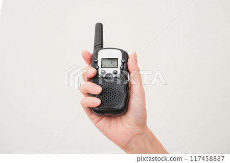 一手拿著收音機的影像 117458887