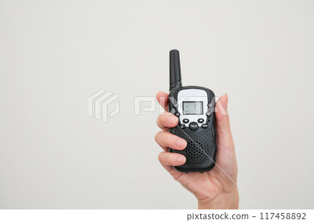 一手拿著收音機的影像 117458892