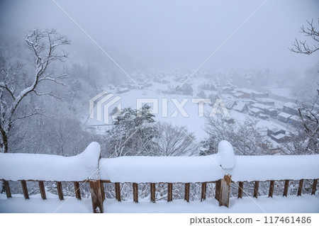 白雪皚皚的冬季世界文化遺產白川村（白川鄉）岐阜縣 117461486