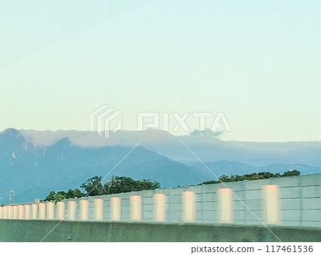 山被霧氣籠罩 117461536