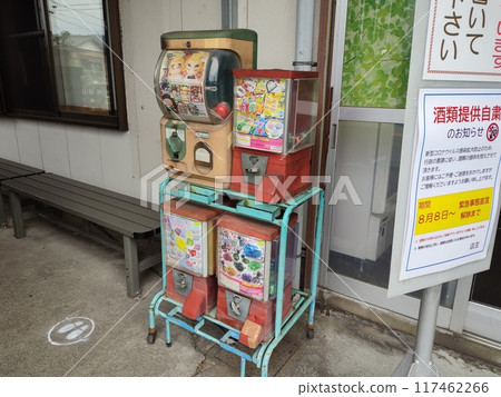 Gachagasha at the candy store 117462266