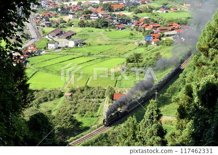 SL Yamaguchi leaves Tsuwano in the summer, surrounded by beautiful greenery 117462331