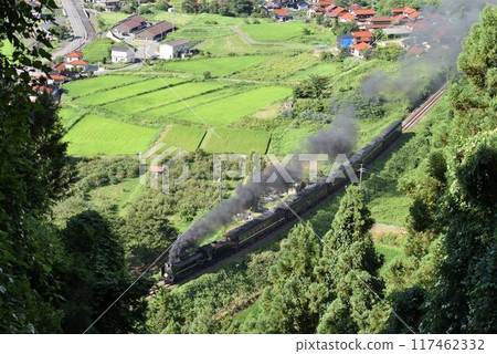 SL Yamaguchi leaves Tsuwano in the summer, surrounded by beautiful greenery 117462332