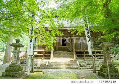 岐阜縣揖斐川町,西美濃三十三聖地第一寺橫藏寺清新綠色的正殿 岐阜縣揖斐川町,西美濃三十三聖地第一寺橫藏寺清新綠色的正殿 117462346