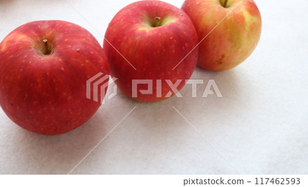 Small red apples from Nagano Prefecture, shipped directly from the farm 117462593