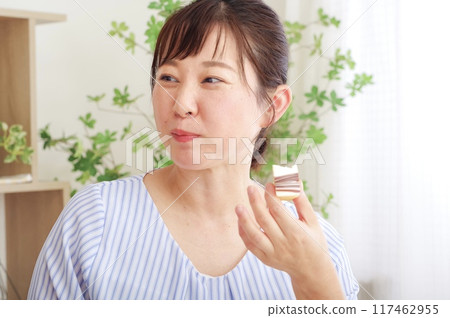 中年婦女吃糖果放鬆 中年婦女吃糖果放鬆 117462955
