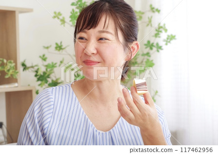 中年婦女吃糖果放鬆 117462956