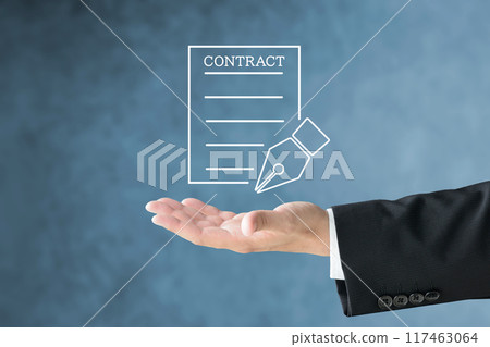 一位商人舉起合約圖標的手 117463064
