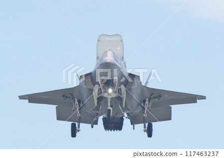 一架美國海軍陸戰隊 F-35B 盤旋在岩國空軍基地上空。 117463237