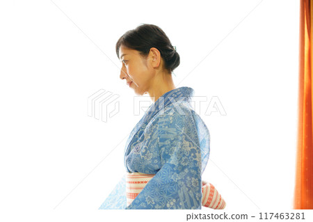 穿著高級絲綢紅梅浴衣側視的中年婦女 117463281