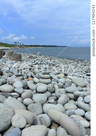 Nariishi Beach. A beach where the waves hit the rocks, making a clanging sound. 117464242