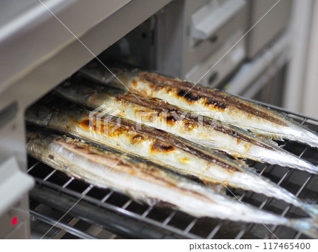 在烤魚架上烤秋刀魚 在烤魚架上烤秋刀魚 117465400