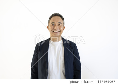 一名 60 歲出頭的男子對著鏡頭微笑 一名 60 歲出頭的男子對著鏡頭微笑 117465967