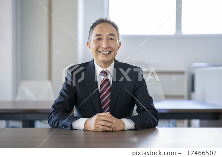 資深商人微笑著看著鏡頭 資深商人微笑著看著鏡頭 117466502