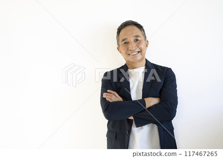 微笑的老人交叉雙臂看著鏡頭 117467265