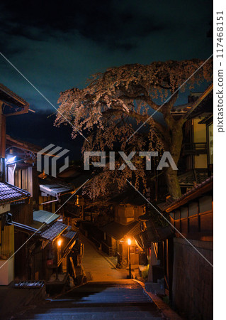 京都的春天：三年坂（三年坂）的垂枝櫻花現已消失，2023 年 117468151