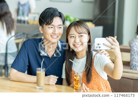 年輕夫婦在咖啡館拍照 117468173