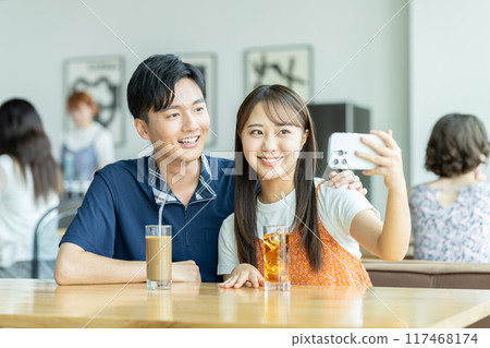 年輕夫婦在咖啡館拍照 117468174