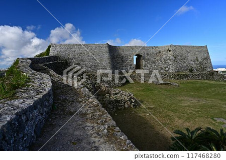 城堡的牆壁、藍天和白雲 城堡的牆壁、藍天和白雲 117468280