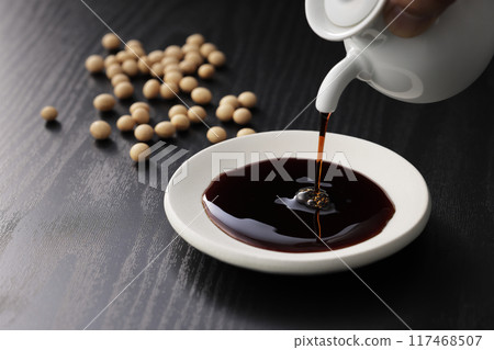 黑色日式背景和盤子上的醬油 117468507