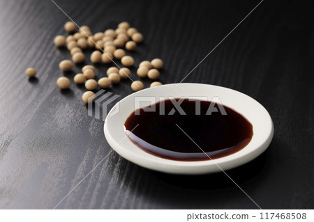 黑色日式背景和盤子上的醬油 117468508