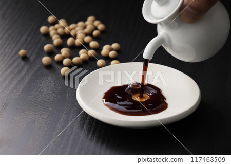 黑色日式背景和盤子上的醬油 117468509