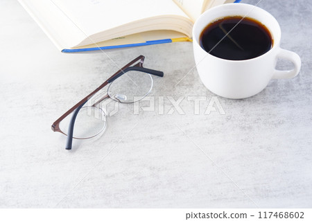 一邊喝咖啡一邊看書的圖片 一邊喝咖啡一邊看書的圖片 117468602
