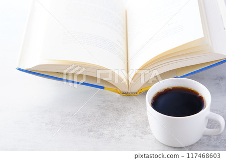 一邊喝咖啡一邊看書的圖片 一邊喝咖啡一邊看書的圖片 117468603