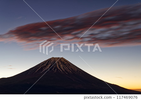 從龍嶽山看到的日出雲和黎明時的富士山 117469076