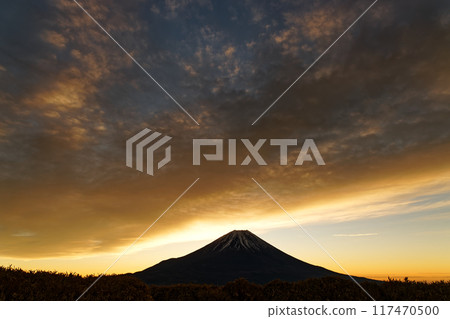Sunrise clouds and Mt. Fuji seen from Ryugadake 117470500