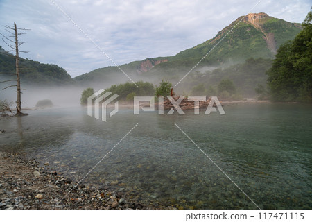 梓川和燒嶽山被霧氣籠罩，上高地 117471115