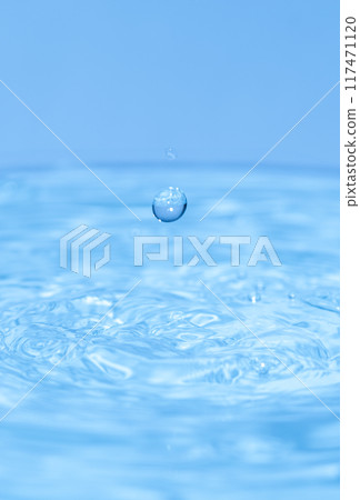 water splash action shot 117471120