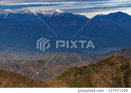 Morning view of the Southern Alps, Shiramine Sanzan and Mt. Houou from Mt. Ryugatake Morning view of the Southern Alps, Shiramine Sanzan and Mt. Houou from Mt. Ryugatake 117471390