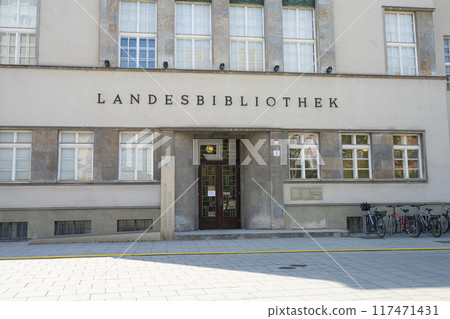 the state library building in Linz, Austria 117471431