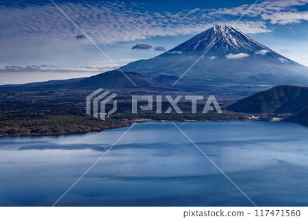 Mt. Fuji and Lake Motosu as seen from Nakanokura Observatory in winter 117471560