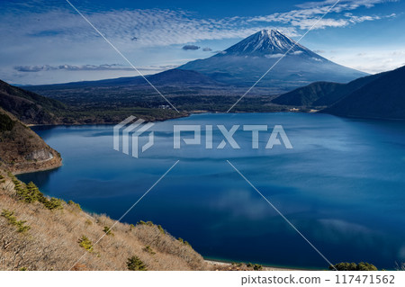 冬天從中倉展望台看到的富士山和本棲湖 冬天從中倉展望台看到的富士山和本棲湖 117471562