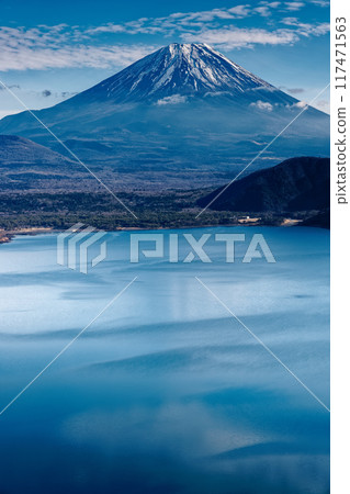 冬天從中倉展望台看到的富士山和本棲湖 冬天從中倉展望台看到的富士山和本棲湖 117471563