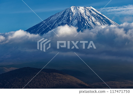 Lake Shojiko in winter - Mt. Fuji seen from Panoramadai 117471750