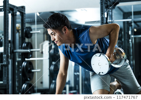男子在健身房訓練 117471767