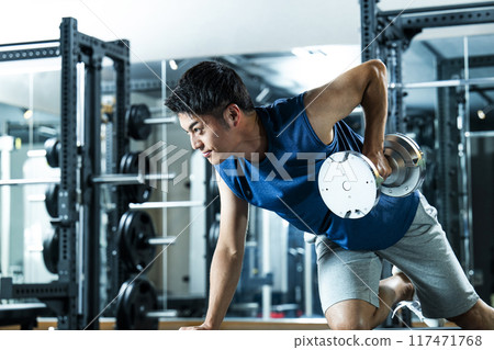 男子在健身房訓練 男子在健身房訓練 117471768