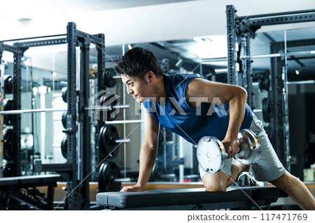 男子在健身房訓練 117471769