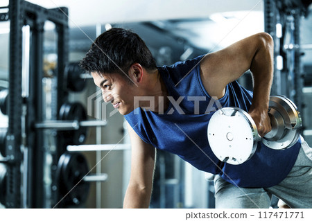 Men training in the gym 117471771